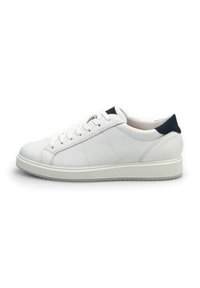Sneaker in pelle bianca con design perforato, suola bianca piatta e accentatura blu navy sul tallone. Caratterizzato da lacci tondi e dettagli di cucitura sottili.