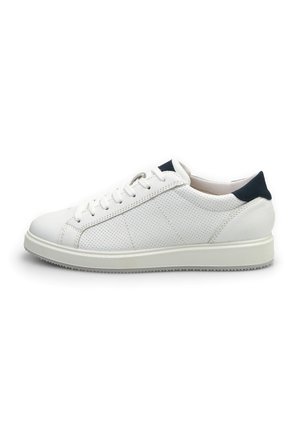 Sneaker in pelle bianca con design perforato, suola bianca piatta e accentatura blu navy sul tallone. Caratterizzato da lacci tondi e dettagli di cucitura sottili.