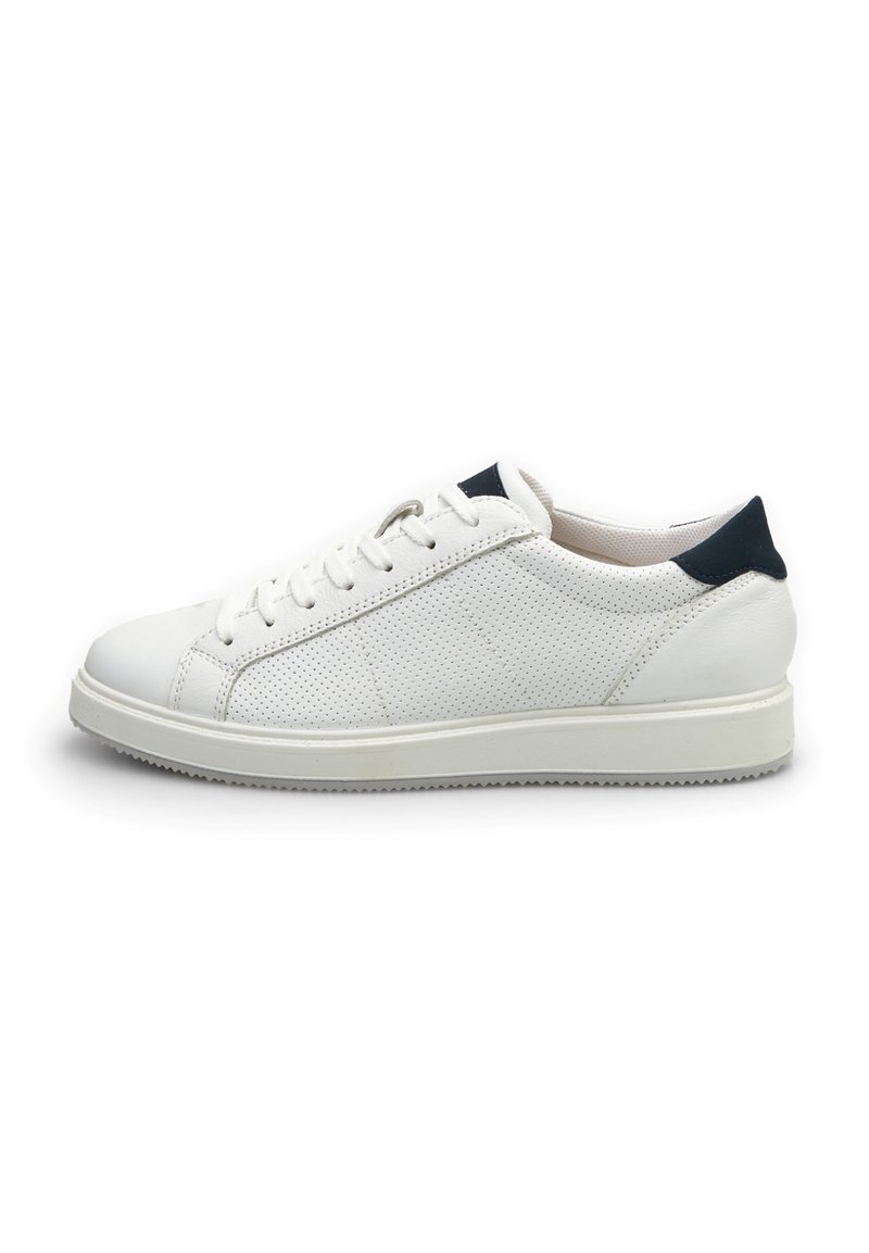 Sneaker in pelle bianca con design perforato, suola bianca piatta e accentatura blu navy sul tallone. Caratterizzato da lacci tondi e dettagli di cucitura sottili.