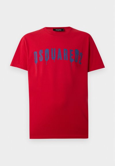 T-shirt rouge à manches courtes avec logo DSQUARED2 bleu foncé imprimé sur la poitrine, avec un effet de peinture qui dégouline.