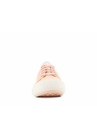 Baskets rose clair avec une semelle blanche texturée, bout rond et lacets assortis. La tige présente une finition lisse et mate.
