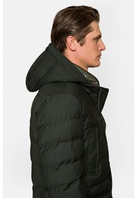 Ciemnozielona kurtka puchowa z kapturem, z zapięciem na zamek z przodu, bocznymi kieszeniami oraz pikowanym wzorem. Gładka tekstura i dopasowany krój.