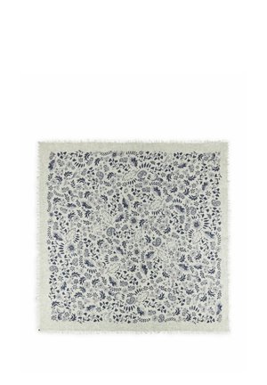 Foulard carré gris clair avec des motifs floraux, feuilles et oiseaux bleu foncé et un bord court frangé.