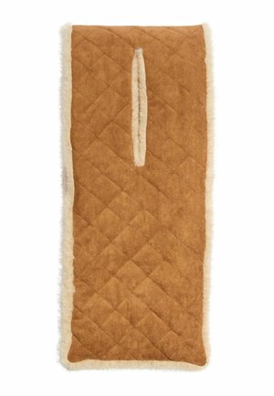 Fular matlasat din piele întoarsă maro cu bordură din blană de oaie crem și o fanta verticală aproape de centru sus pentru purtat.