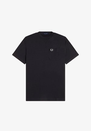 Camiseta negra de manga corta con cuello redondo, bolsillo delantero en el pecho izquierdo con logo de corona de laurel bordado en blanco.