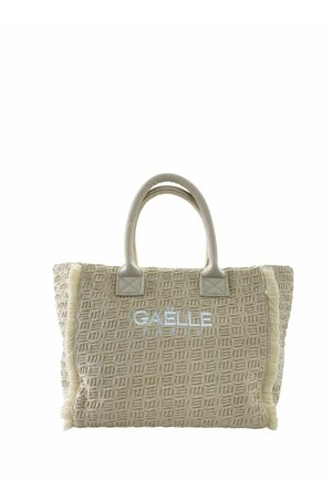 Borsa a mano beige intrecciata con manici corti, bordi sfrangiati e scritta "GAELLE PARIS" ricamata al centro.