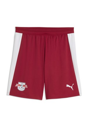 Rode sportshorts met witte zijpanelen, RB Leipzig-logo op het linkerbeen en wit Puma-logo op het rechterbeen.