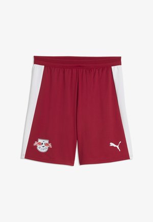 Rode sportshorts met witte zijpanelen, RB Leipzig-logo op het linkerbeen en wit Puma-logo op het rechterbeen.
