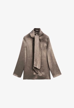 Blusa a maniche lunghe in tessuto metallico taupe con una texture morbida. Presenta un grande colletto con fiocco e un design dalla vestibilità rilassata.