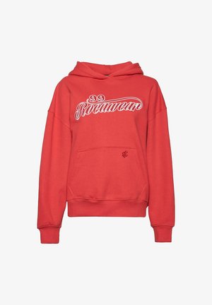 Sudadera roja de mezcla de algodón, con capucha ajustable, bolsillo frontal tipo marsupio y logo en cursiva blanca "99 Rocawear" en el pecho.