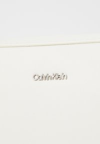 Calvin Klein MUST SMALL CAMERA BAG - Umhängetasche - chalk