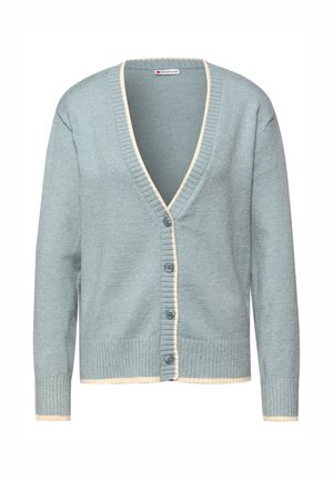 Hellblaues Strickjacke mit V-Ausschnitt, cremefarbenen Rippen an Kragen und Knopfblende, mit fünf Knöpfen und langen Ärmeln.