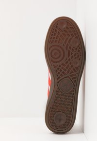 adidas Originals HANDBALL SPEZIAL - Sneakers low - grey two/hi-res red /gold metallic