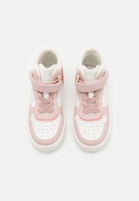 Rosa og hvite høye sneakers med en glatt læroverdel, teksturerte semsket skinn-detaljer, perforert tåboks og justerbar borrelås.}}} がお送りします to=translate_text_response## translate_text_response{