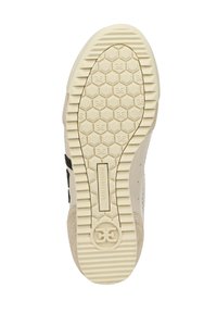 Sneakerzool in beige rubber met een hexagonaal profiel; versierd met geperforeerde accenten en een zwart logo bij de hak.