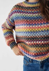 Meerijdige gebreide trui met horizontale strepen in roze, blauw, geel en grijs, voorzien van een ronde halslijn en geribde manchetten en zoom.