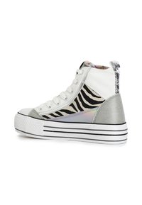 Hochschaft-Sneaker aus weißem Canvas mit silbernen Akzenten und einem Zebra-Muster an der Seite. Verfügt über eine dicke, gestreifte Sohle in Weiß und Schwarz.