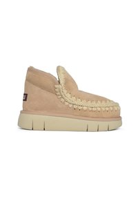 Zapatillas de ante de color marrón claro, con textura trenzada en el borde y un collar acolchado. Presentan una suela de goma ligera con diseño estriado.