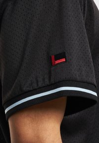 FUBU VARSITY  - T-shirts med print - black/lightblue