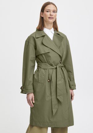 Olivgrüner Trenchcoat mit doppelt breiter Knopfleiste, Bindegürtel und zwei Fronttaschen. Hergestellt aus glattem, leichtem Stoff.