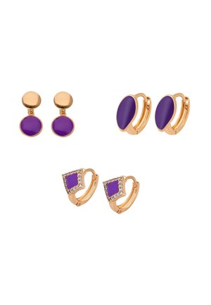 Kolme paria kultaisia korvakoruja, joissa on violetit kivet: pyöreät roikkuvat, soikeat renkaat ja neliönmuotoiset renkaat, jotka on koristeltu pienillä kirkkailla kristalleilla.