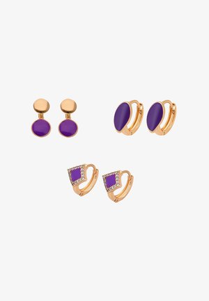 Három pár arany fülbevaló lila kövekkel: kerek lógós, ovális karikák és négyzet alakú karikák apró tiszta kristályokkal díszítve.