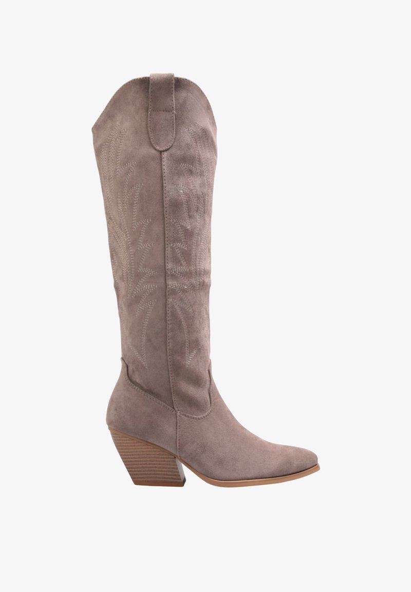 Botte de cowboy en daim gris avec un bout pointu et un talon empilé. Présente des motifs de couture le long de la tige. Tirette latérale pour faciliter l'enfilage.