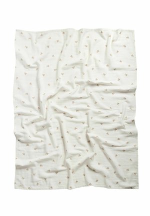 Weißer Stoff mit kleinen beigen Teddybärmotiven, leicht zerknittert, flach auf einem weißen Hintergrund ausgelegt.