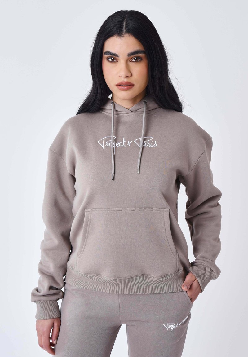 Beige hoodie met een voorzak, een trekkoordcapuchon en een wit geborduurd logo. Gemaakt van een zachte, gemêleerde stof, met ribgebreide manchetten.
