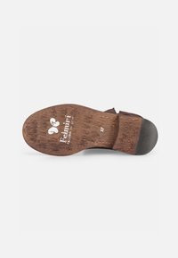 Suola di scarpa in legno marrone con una finitura texturizzata, dotata di un logo a forma di farfalla e del nome del marchio "Felmiri." La taglia 37 è stampata sulla suola.