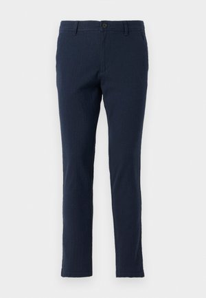 Chinos de algodón azul marino de corte ajustado, con cierre de botón y cremallera, pasadores para cinturón y bolsillos delanteros y traseros. Textura suave.