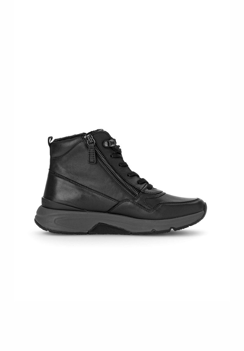 Bottes de sneakers noires en cuir lisse, dotées d'un design à cheville haute, de lacets sur le devant et d'une fermeture éclair sur le côté pour un accès facile.