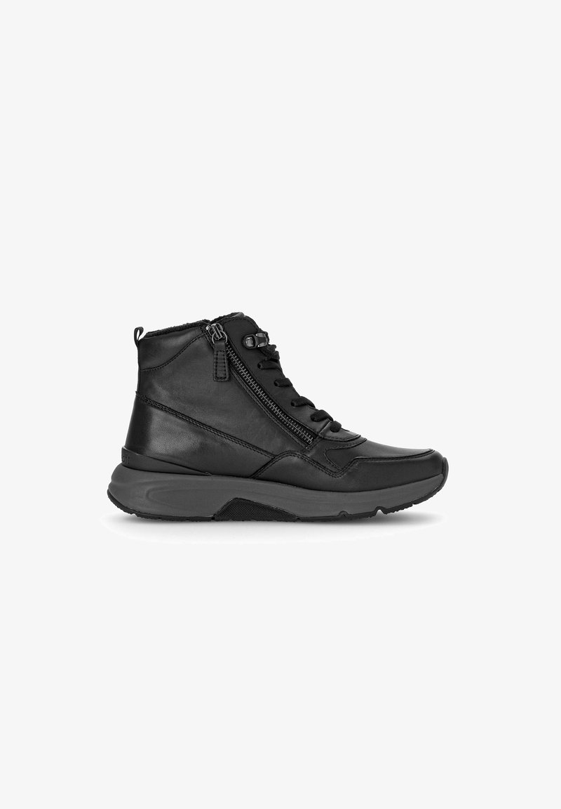 Zwarte sneakerboots van soepel leer, met een hoog enkelontwerp, voor veters en een zijrits voor gemakkelijke toegang.