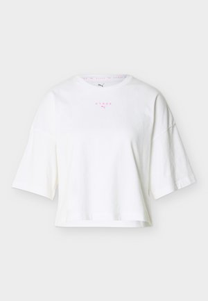 Bela kratka majica s širokimi kratkimi rokavi, rožnati logotipi "HYROX" in Puma na prsih ter okrogel izrez ovratnika.