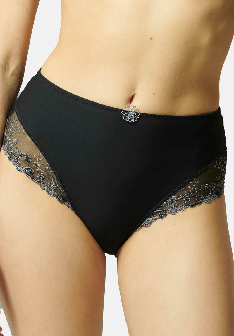 Zwarte high-waisted panties met florale kanten panelen en decoratieve stiksels, met een zilveren florale accentlijn op de taille.