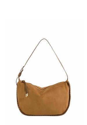 Ruskea mokkanahkainen olkalaukku, jossa on punottu reunus, vetoketjusuljenta ja säädettävä hihna, esillä valkoista taustaa vasten.