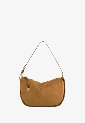 Bolso de hombro de ante marrón con borde trenzado, cierre de cremallera y correa ajustable, presentado sobre un fondo blanco.