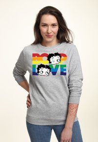 Grauer Sweatshirt mit buntem "BOOP LOVE"-Grafikdesign, das Comicfiguren zeigt, einem gestreiften Regenbogen-Hintergrund und gerippten Bündchen.