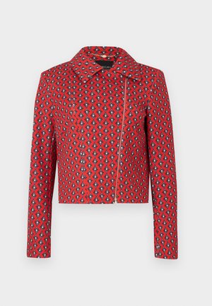 Casaco vermelho com padrão em forma de diamante, gola com colarinho, mangas compridas e fecho frontal com zíper. Textura de tecido suave.