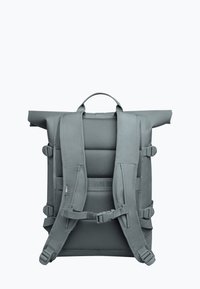 Zaino roll-top grigio con schienale in rete imbottita, spallacci regolabili e fibbie laterali per una chiusura sicura. Materiale resistente, design minimalista.
