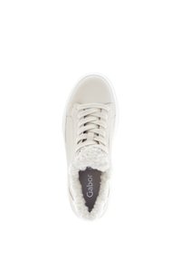 Cremfarbene Sneaker mit einem strukturierten, weichen Fellkragen und Schnürsenkeln. Sie verfügen über ein glattes Obermaterial und eine weiße Gummisohle. Der Markenname ist innen sichtbar.