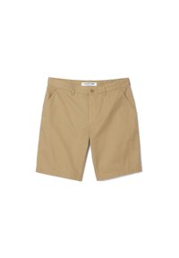 Pantaloni corti khaki in cotone con una consistenza liscia, dotati di chiusura con bottone, due tasche laterali e logo Lacoste sulla cintura.
