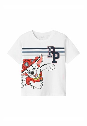Witte katoenen T-shirt met een cartoonhond die een rode brandweerhelm draagt, met blauwe en grijze horizontale strepen en "Paw Patrol" tekst.
