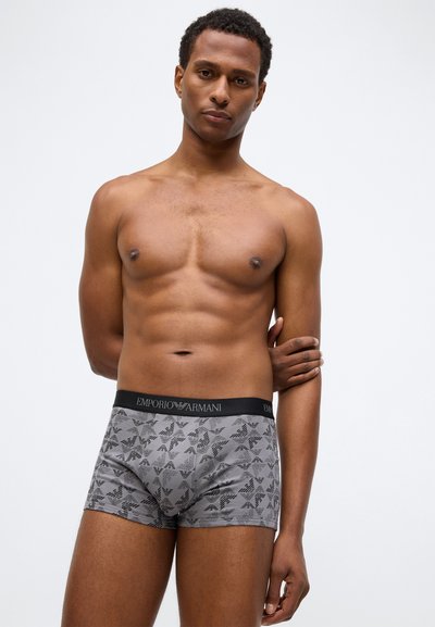 Γκρι μποξεράκια με μαύρη ελαστική ζώνη που φέρει το λογότυπο "Emporio Armani" και ένα διακριτικό γεωμετρικό σχέδιο σε όλο το ύφασμα.