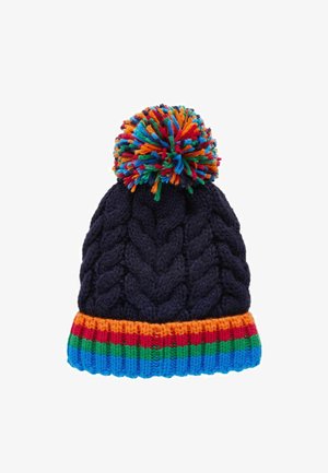 Gorro de punto en color navy con un patrón de cable texturizado, que presenta un pompón multicolor y un borde acanalado a rayas en colores naranja brillante, rojo, verde y azul.