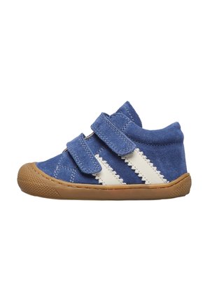 Blaue Wildleder-Sneaker mit zwei weißen Klettverschlussriemen, strukturierten Gummisohle, runder Zehenpartie und kontrastierenden weißen Zickzack-Details.