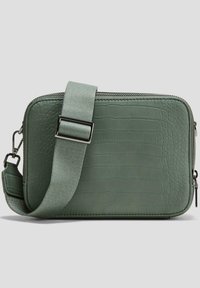 Borsa a tracolla verde in similpelle con texture a coccodrillo, forma rettangolare, chiusura con zip e una ampia tracolla regolabile.