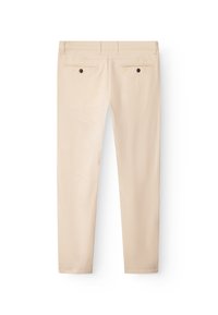 Beige broek met een gladde textuur, slim fit. Voorzien van twee achterzakken met zwarte knopen en lussen voor een riem in de tailleband.