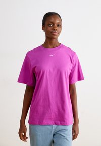 Nike Sportswear TEE - Paprasti marškinėliai - hot fuchsia/white