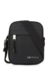 Bolso cruzado ITACA negro hecho de tela texturizada, con cierre de cremallera, correa ajustable y un logo plateado en la parte delantera.